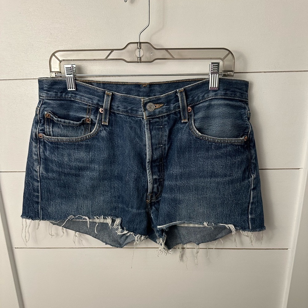 VTG Y2K 34 Levi’s woman raw hem button-fly 100% cotton distressed denim short